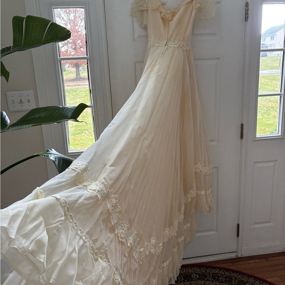 Vintage 1970s Prairie Wedding Gown – Organza Ruffles, Daisy Floral Appliqué - Picture 10 of 15